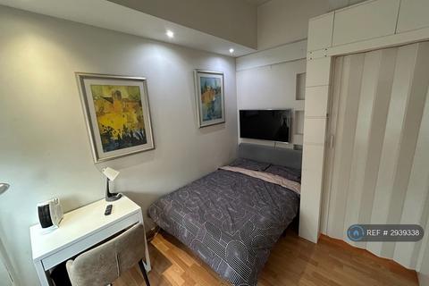 1 bedroom in a flat share to rent, Lawrence House, London, EC1V