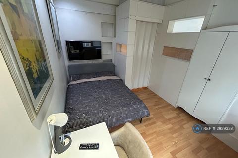 1 bedroom in a flat share to rent, Lawrence House, London, EC1V