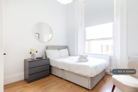 Studio to rent, Kensington Garden Square, London, W2
