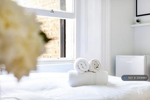 Studio to rent, Kensington Garden Square, London, W2