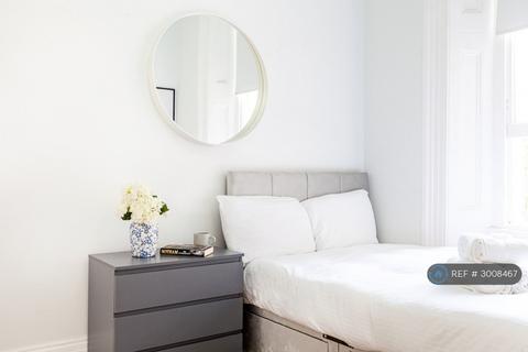 Studio to rent, Kensington Garden Square, London, W2