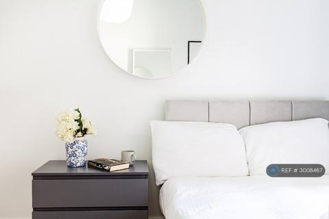 Studio to rent, Kensington Garden Square, London, W2