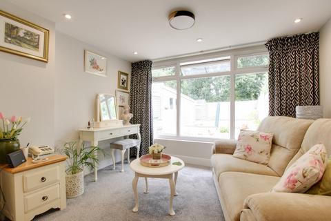 2 bedroom semi-detached bungalow for sale, OAK ROAD, FAREHAM. GUIDE PRICE £325,000 - £350,000.