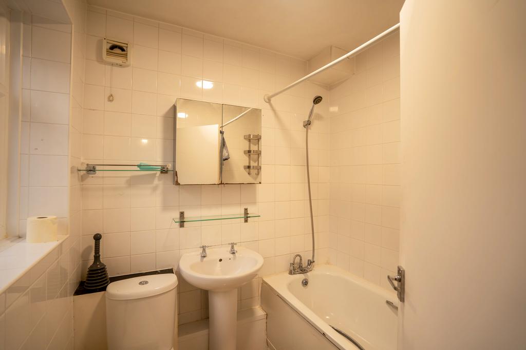 Apartment in Northolt - View 5
