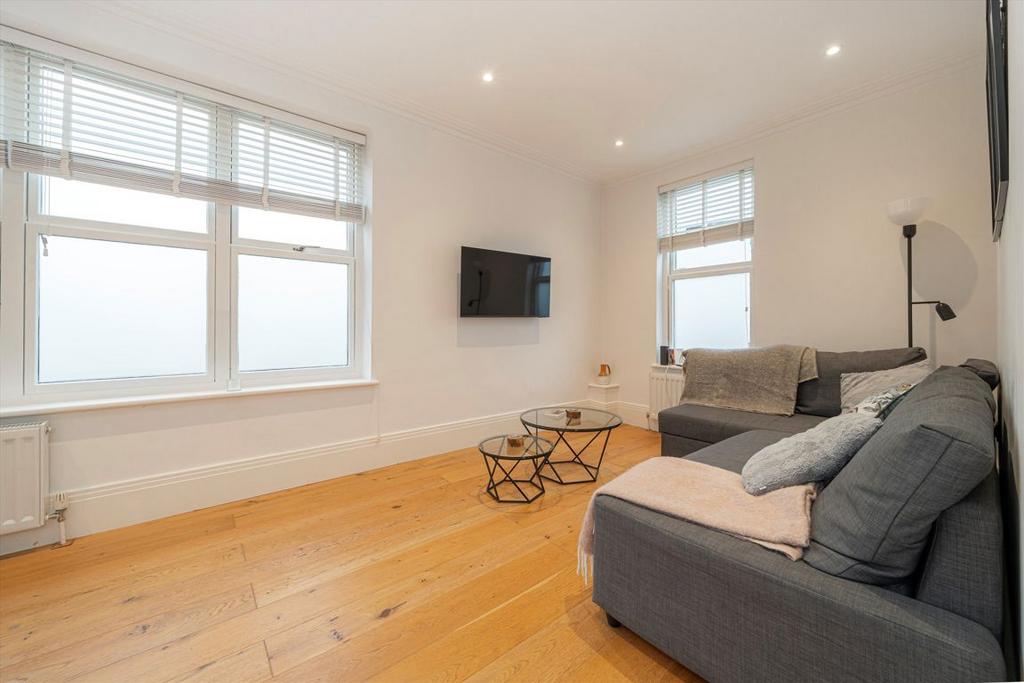 Apartment in Hampton - View 2