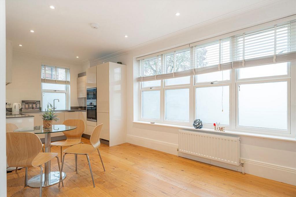 Apartment in Hampton - View 3