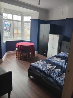 Studio to rent, Victoria Road, London N9