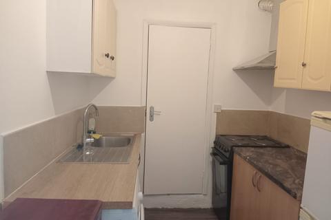 Studio to rent, Victoria Road, London N9