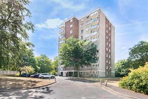 Basinghall Gardens, Sutton