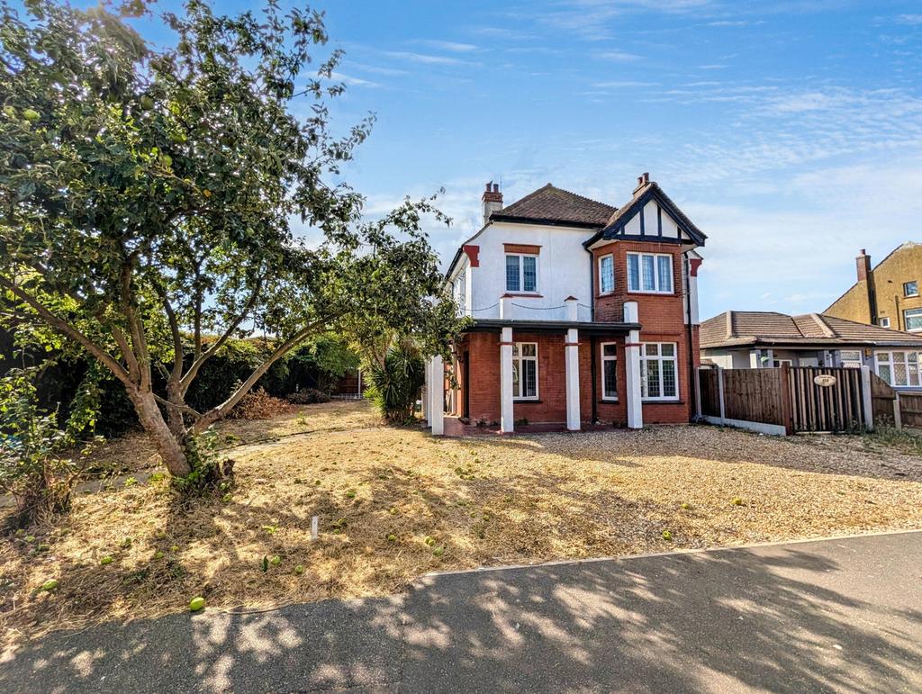 5 bedroom detached house for sale in Clacton-on-sea on OnTheMarket