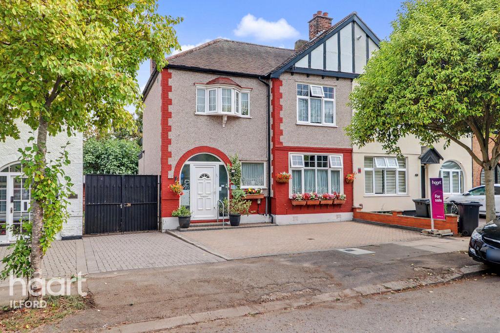 3 bedroom end of terrace house for sale in Ilford on OnTheMarket