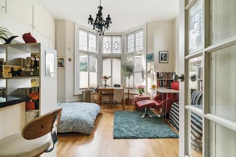 Studio to rent, Orme Court, London, W2