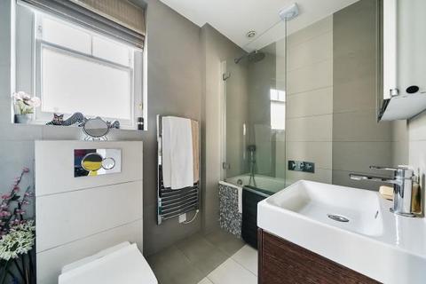 Studio to rent, Orme Court, London, W2