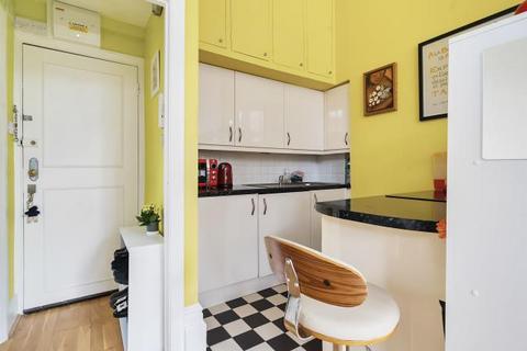Studio to rent, Orme Court, London, W2