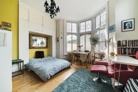 Studio to rent, Orme Court, London, W2