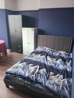 Studio to rent, Victoria Road, London N9