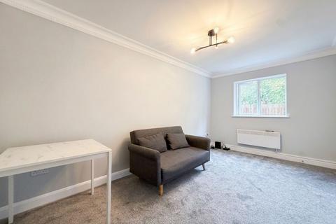 1 bedroom flat to rent, Philpots Close, Yiewsley, UB7