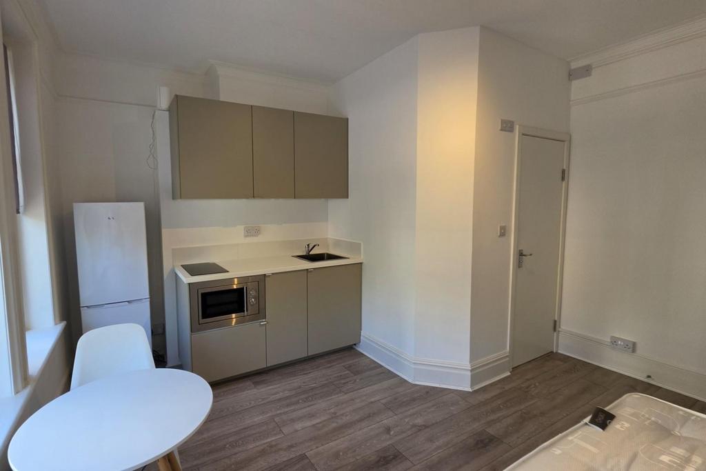 Apartment in Ealing - View 3