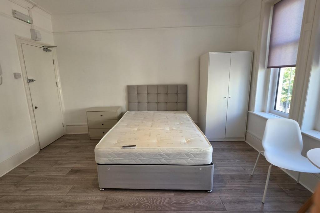 Apartment in Ealing - View 4