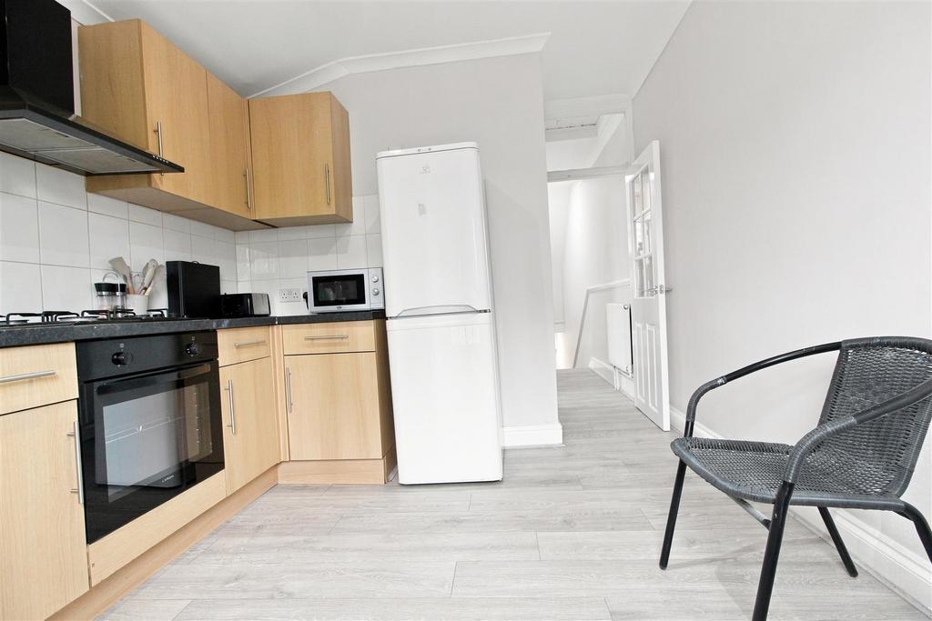 Apartment in Walthamstow - View 5
