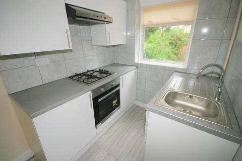 2 bedroom semi-detached house to rent, Trinity Road, Luton
