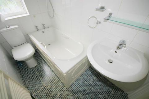 2 bedroom semi-detached house to rent, Trinity Road, Luton