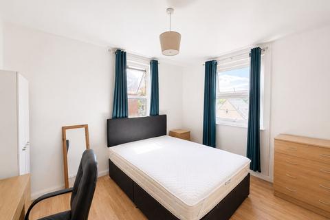 6 bedroom semi-detached house to rent, Priory Avenue, High Wycombe