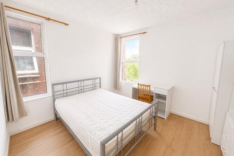 6 bedroom semi-detached house to rent, Priory Avenue, High Wycombe