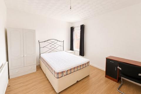 6 bedroom semi-detached house to rent, Priory Avenue, High Wycombe