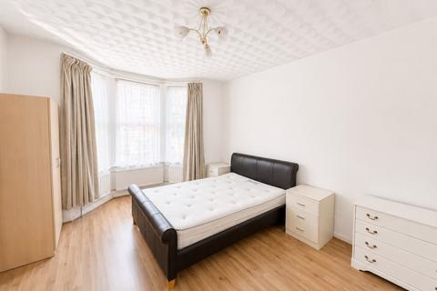 6 bedroom semi-detached house to rent, Priory Avenue, High Wycombe