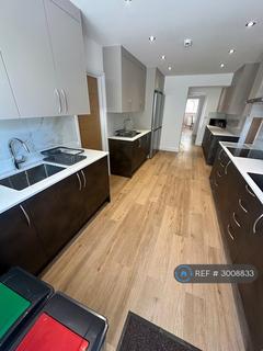 1 bedroom in a house share to rent, Hawthorne Crescent, Slough, SL1