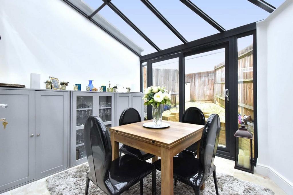 House in London - View 5