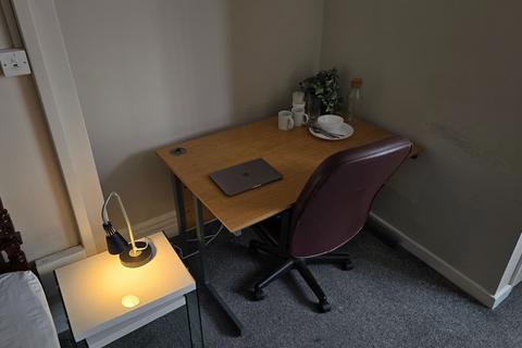 2 bedroom house share to rent, Beresford Road, Manchester