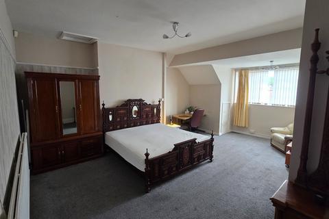 2 bedroom house share to rent, Beresford Road, Manchester