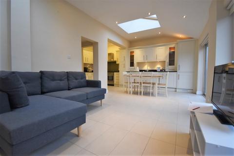 1 bedroom in a house share to rent, Broadfield Road London SE6