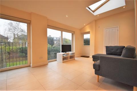 1 bedroom in a house share to rent, Broadfield Road London SE6