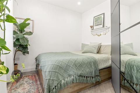 1 bedroom flat to rent, Replingham Road, London