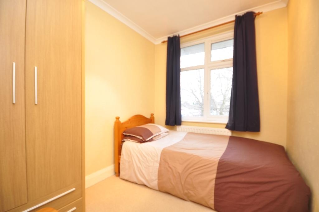 Apartment in Romford - View 3