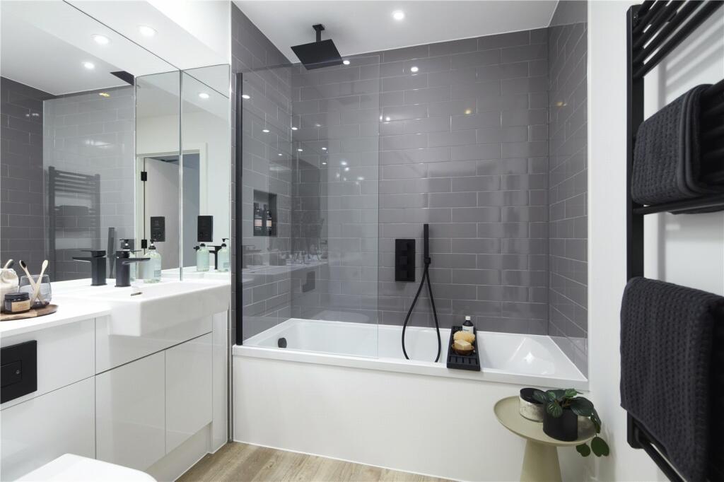 Apartment in Croydon - More