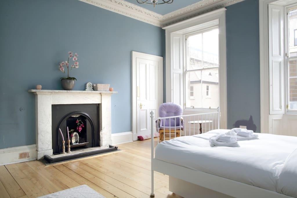 Apartment in Edinburgh, St Leonards, Southside - View 2
