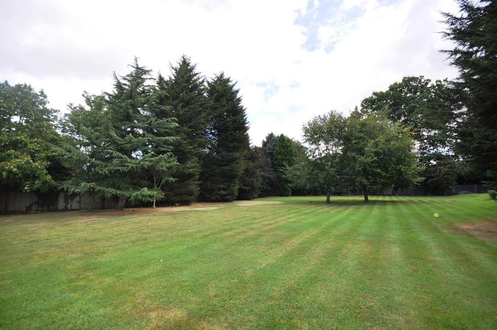 House in Pinner - More