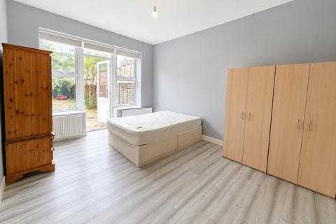 Studio to rent, Palmerston Road, London, N22