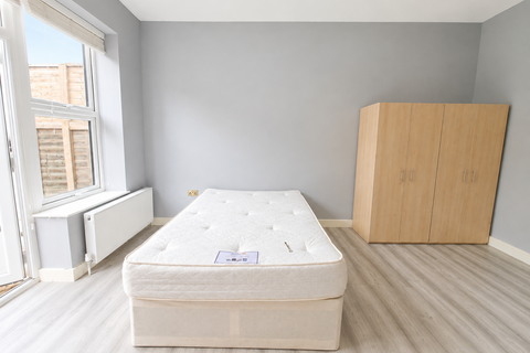 Studio to rent, Palmerston Road, London, N22