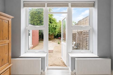 Studio to rent, Palmerston Road, London, N22
