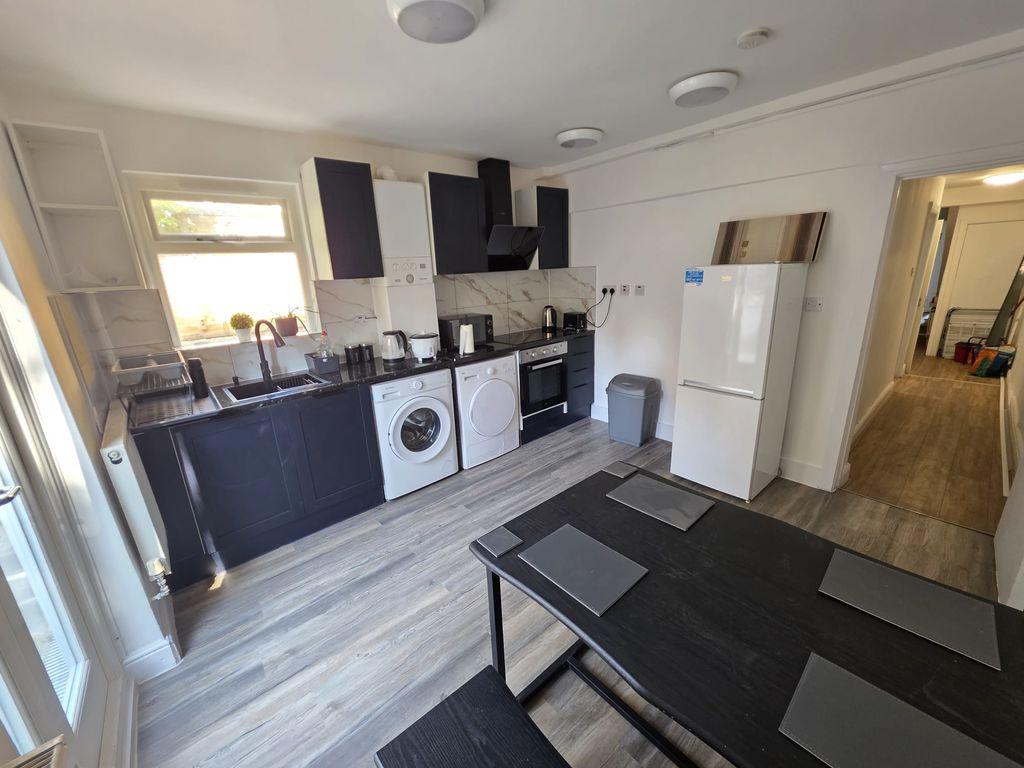 Apartment in London - More
