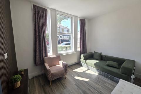 1 bedroom apartment to rent, Hainthorpe Road , London