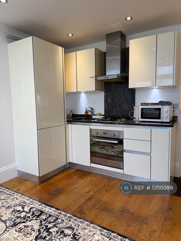 Apartment in Greater London - View 3
