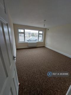 2 bedroom flat to rent, Harrogate Court, Slough, SL3