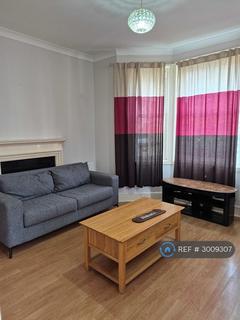 2 bedroom semi-detached house to rent, Clarendon Road, Ashford, TW15