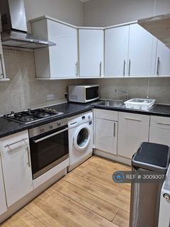 2 bedroom semi-detached house to rent, Clarendon Road, Ashford, TW15